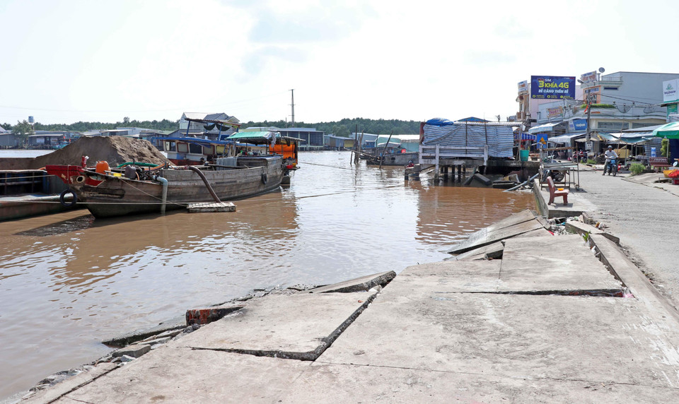 Khu vực cửa biển Vàm Xoáy, xã Đất Mũi, huyện Ngọc Hiển đang là điểm nóng tình trạng sạt lở của tỉnh Cà Mau. (Ảnh: Thế Anh/TTXVN)