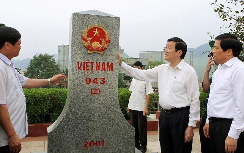 Chủ tịch nước Trương Tấn Sang thăm cột mốc biên giới Việt Nam - Trung Quốc tại cửa khẩu quốc tế Tà Lùng, huyện Phục Hòa, tỉnh Cao Bằng, ngày 21/8/2013. (Ảnh: Nguyễn Khang/TTXVN)