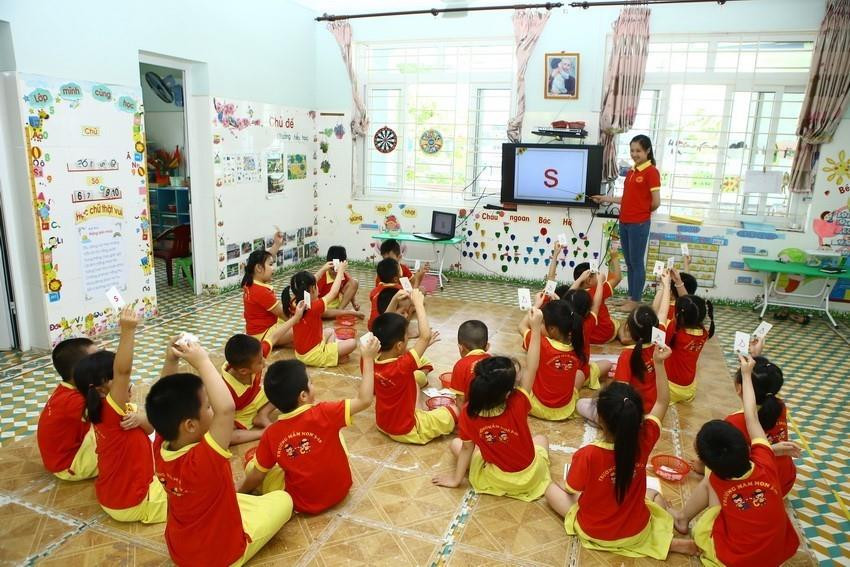 Trẻ mẫu giáo trường Mầm non 3/10, thành phố Cao Bằng hào hứng với tiết học làm quen với chữ cái trên máy tính. (Ảnh: Minh Quyết/TTXVN)