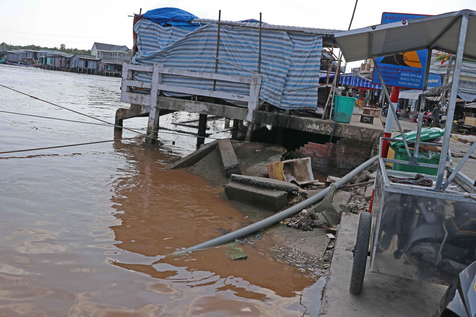 Sạt lở đe dọa đến đời sống, sản xuất của người dân tại xã Đất Mũi, huyện Ngọc Hiển. (Ảnh: Thế Anh/TTXVN)