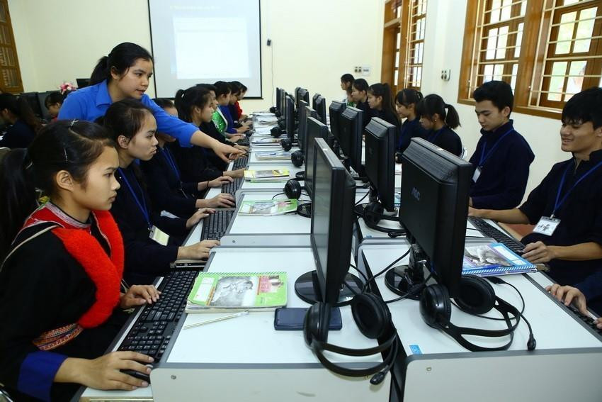 Giờ thực hành môn Tin học của học sinh lớp 10A, trường Phổ thông Dân tộc nội trú tỉnh Cao Bằng. (Ảnh: Minh Quyết/ TTXVN)