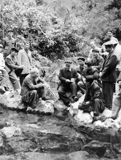 Chủ tịch Hồ Chí Minh về lại suối Lênin trong dịp lên thăm Pác Bó (Cao Bằng), ngày 20/2/1961. (Ảnh: Tư liệu TTXVN)