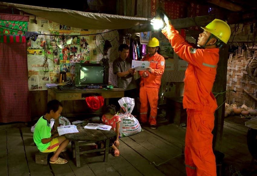 Công nhân Công ty Điện lực Cao Bằng tuyên truyền vận động người dân huyện vùng cao Hà Quảng sử dụng điện an toàn, tiết kiệm. (Ảnh: Ngọc Hà/TTXVN)