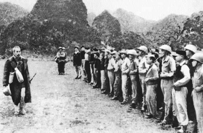 Chủ tịch Hồ Chí Minh thăm một đơn vị bộ đội tham gia Chiến dịch Biên giới, đóng quân ở huyện Phục Hòa, tỉnh Cao Bằng, tháng 3/1951. (Ảnh: Tư liệu TTXVN)