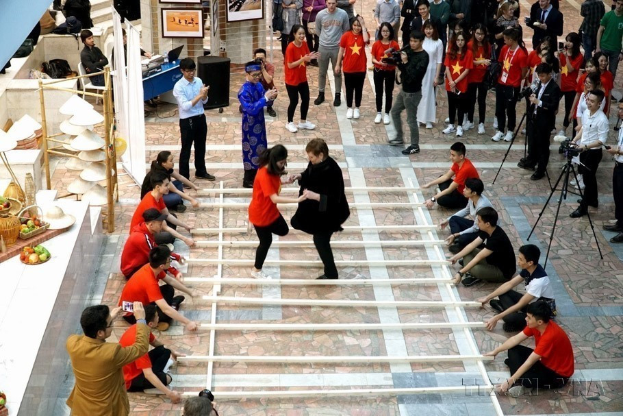 Nhảy sạp tại Ngày hội “Làm quen với văn hóa Việt Nam” tại Moskva, nhằm giới thiệu và quảng bá văn hóa Việt Nam đến bạn bè Nga và các nước. (Ảnh: Tâm Hằng/TTXVN)