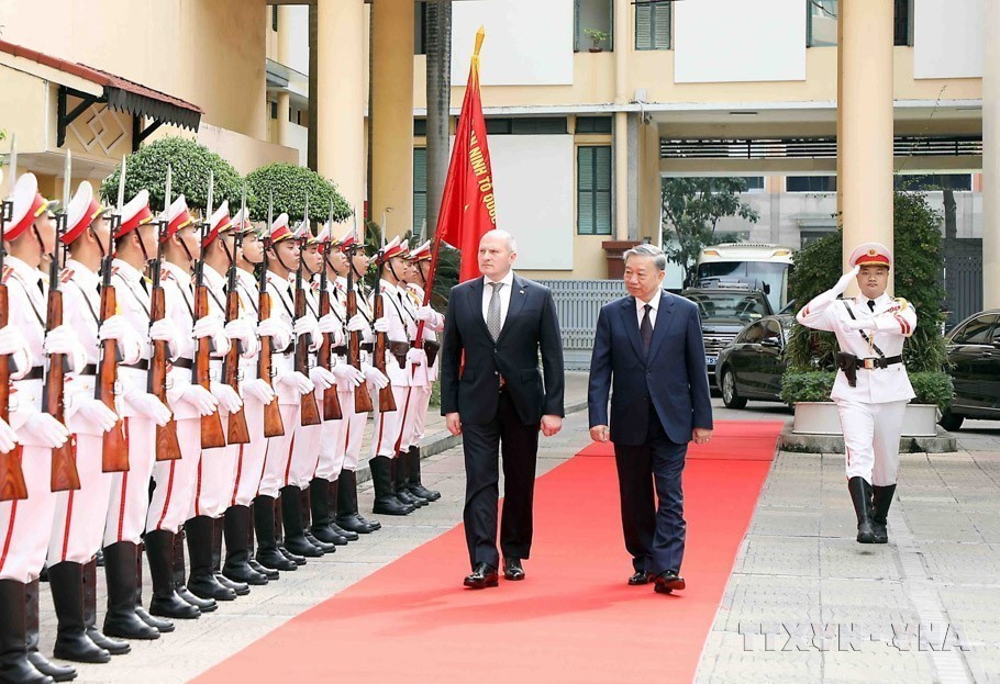 Đại tướng Tô Lâm,Bộ trưởng Bộ Công an chủ trì lễ đón và hội đàm với Thượng tướng Kurenkov Aleksandr Vyacheslavovich, Bộ trưởng Bộ Tình trạng khẩn cấp Liên bang Nga đang thăm và làm việc tại Việt Nam (9/11/2023). (Ảnh: Phạm Kiên/ TTXVN)