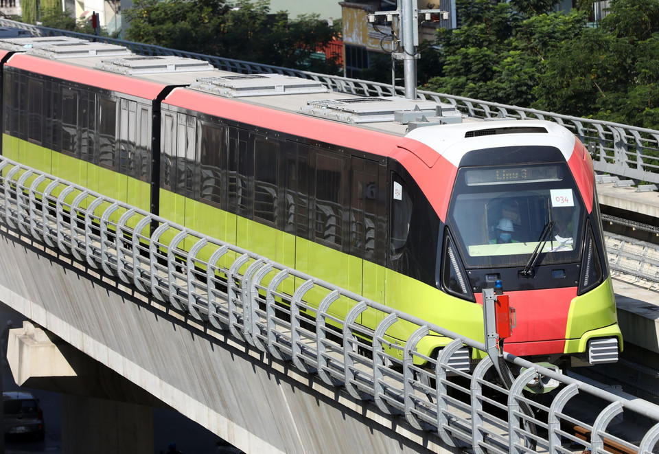 Việc chạy thử là để kiểm tra hoạt động của đoàn tàu, tính đồng bộ giữa hệ thống thông tin, tín hiệu của tàu và hệ thống điều khiển. (Ảnh: Huy Hùng/TTXVN)