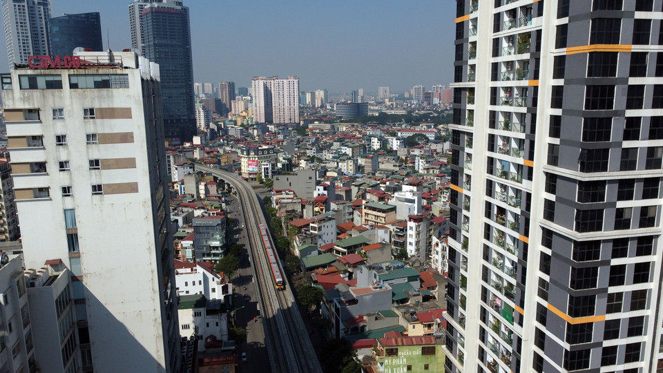 Đoàn tàu Nhổ-ga Hà Nội chạy thử trên tuyến. (Ảnh: Huy Hùng/TTXVN)