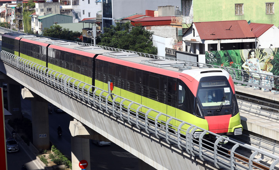 Khi đi vào vận hành chính thức, metro Nhổn-ga Hà Nội vận hành, tốc độ khai thác thương mại trung bình 35km/h. (Ảnh: Huy Hùng/TTXVN)