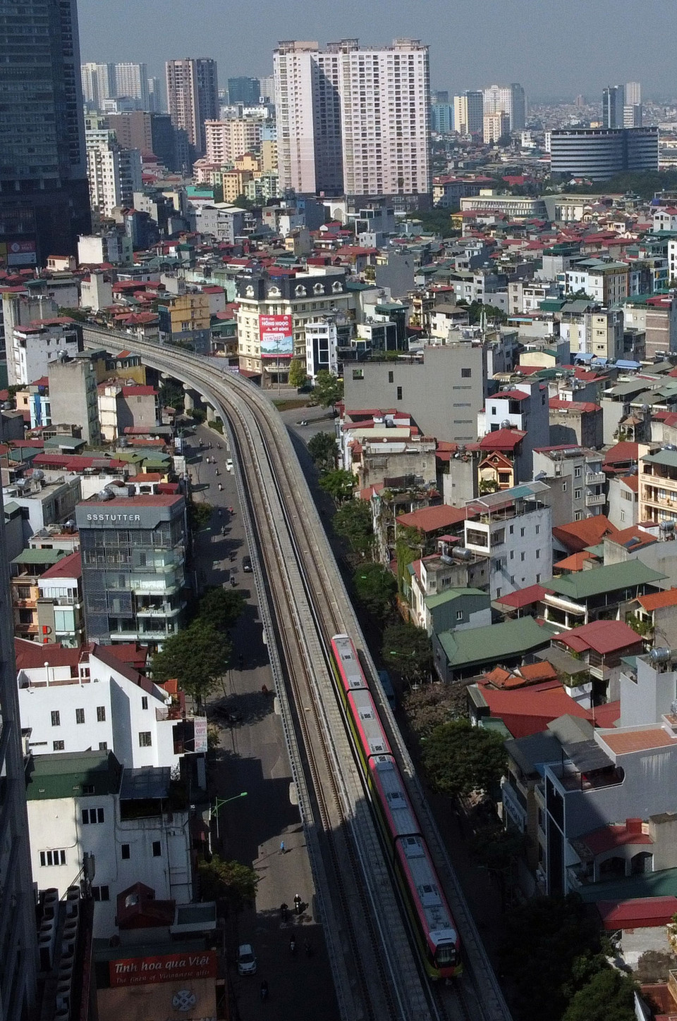 Đoàn tàu chạy trên đường Cầu Giấy. (Ảnh: Huy Hùng/TTXVN)