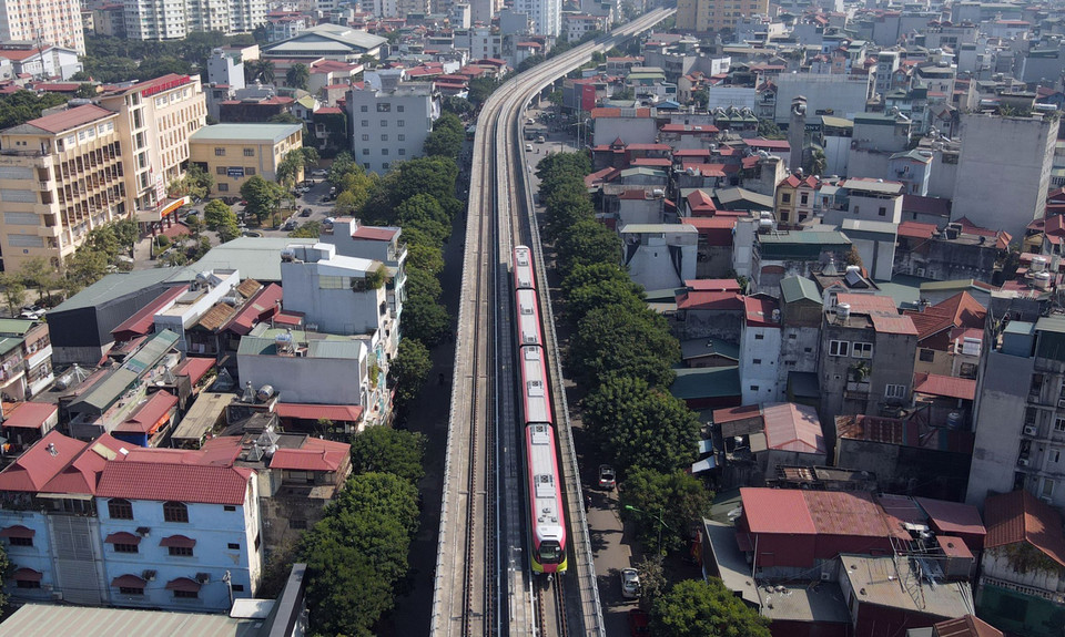 Đoàn tàu chạy trên tuyến đường Xuân Thủy. (Ảnh: Huy Hùng/TTXVN)
