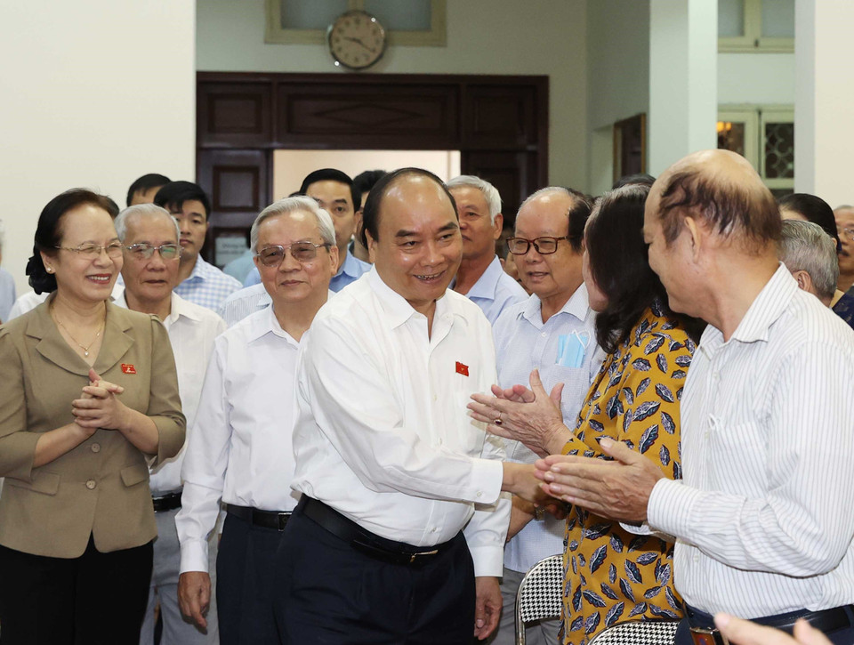 Thủ tướng Nguyễn Xuân Phúc với các cử tri. (Ảnh: Thống Nhất/TTXVN)