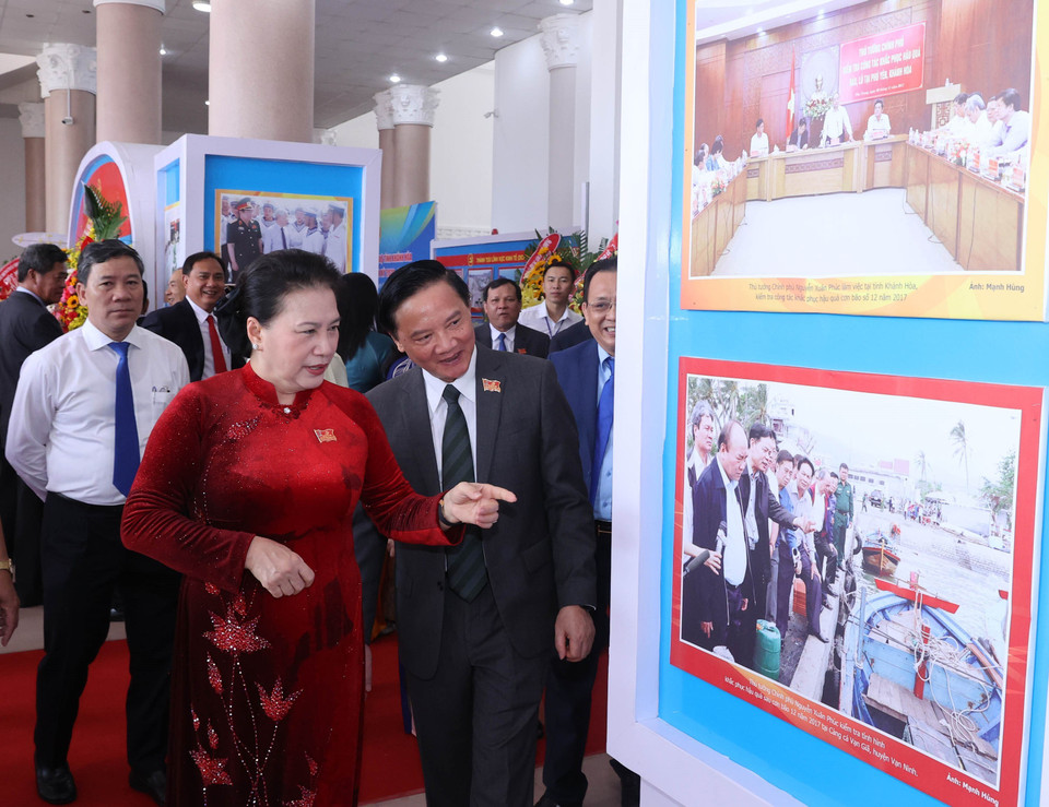 Chủ tịch Quốc hội Nguyễn Thị Kim Ngân tham quan Triển lãm ảnh về thành tựu phát triển kinh tế, xã hội của tỉnh Khánh Hòa trưng bày bên lề đại hội. (Ảnh: Trọng Đức/TTXVN)