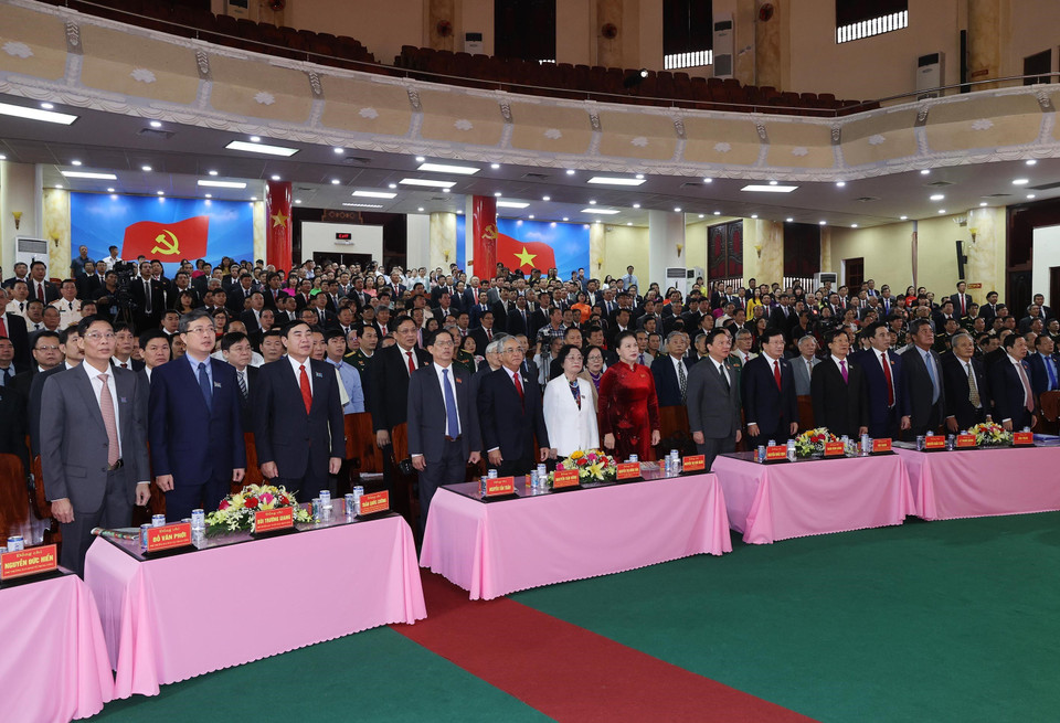 Chủ tịch Quốc hội Nguyễn Thị Kim Ngân và các đại biểu thực hiện nghi thức chào cờ. (Ảnh: Trọng Đức/TTXVN)