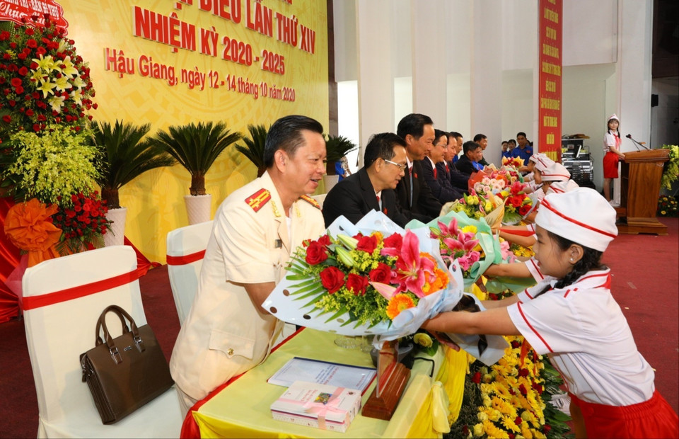 Thiếu nhi tỉnh Hậu Giang đến chúc mừng Đại hội. (Ảnh: Duy Khương/TTXVN)