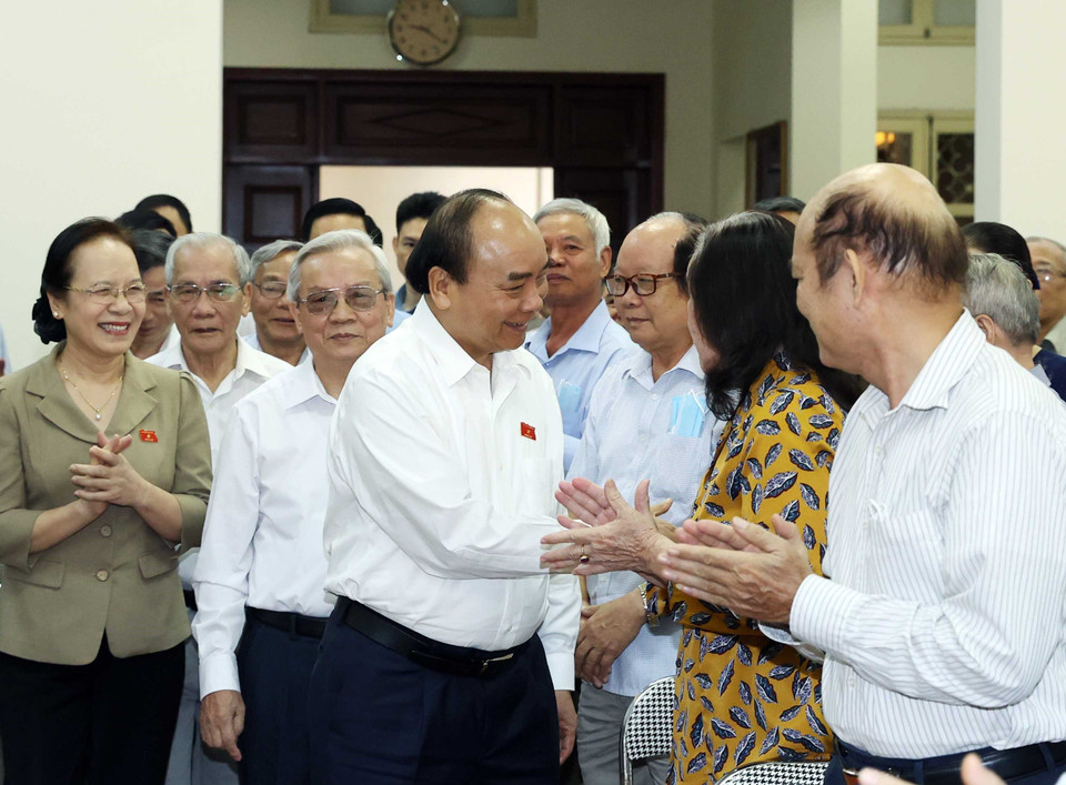 Thủ tướng Nguyễn Xuân Phúc với các cử tri. (Ảnh: Thống Nhất/TTXVN)