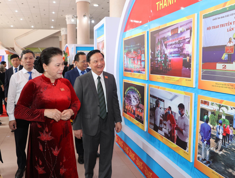 Chủ tịch Quốc hội Nguyễn Thị Kim Ngân tham quan Triển lãm ảnh về thành tựu phát triển kinh tế, xã hội của tỉnh Khánh Hòa trưng bày bên lề đại hội. (Ảnh: Trọng Đức/TTXVN)