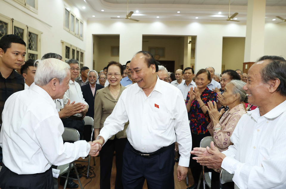 Thủ tướng Nguyễn Xuân Phúc với các cử tri. (Ảnh: Thống Nhất/TTXVN)