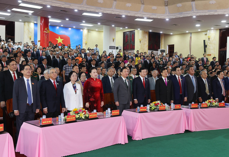 Chủ tịch Quốc hội Nguyễn Thị Kim Ngân và các đại biểu thực hiện nghi thức chào cờ. (Ảnh: Trọng Đức/TTXVN)