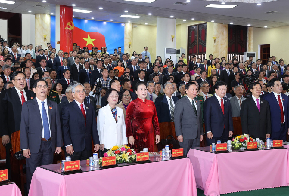 Chủ tịch Quốc hội Nguyễn Thị Kim Ngân và các đại biểu thực hiện nghi thức chào cờ. (Ảnh: Trọng Đức/TTXVN)