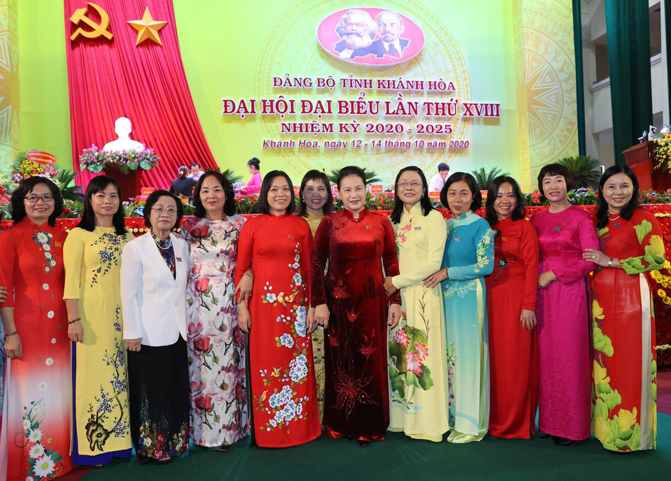 Chủ tịch Quốc hội Nguyễn Thị Kim Ngân với các đại biểu dự đại hội. (Ảnh: Trọng Đức/TTXVN)