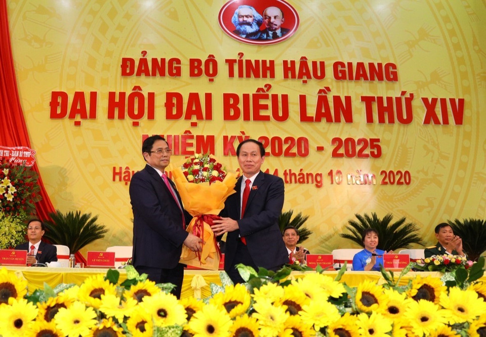 Ông Phạm Minh Chính, Ủy viên Bộ Chính trị, Bí thư Trung ương Đảng, Trưởng Ban Tổ chức Trung ương tặng hoa chúc mừng tại Đại hội Đảng bộ tỉnh Hậu Giang lần thứ XIV, nhiệm kỳ 2020-2025. (Ảnh: Duy Khương/TTXVN)