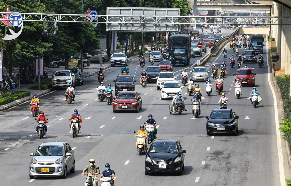 Tuyến đường Nguyễn Trãi hướng về trung tâm Hà Nội mật độ giao thông đã giảm hơn so với mọi ngày nhưng vẫn đông so với tinh thần Chỉ thị 16/CT-TTg. (Ảnh: Thành Đạt/TTXVN)