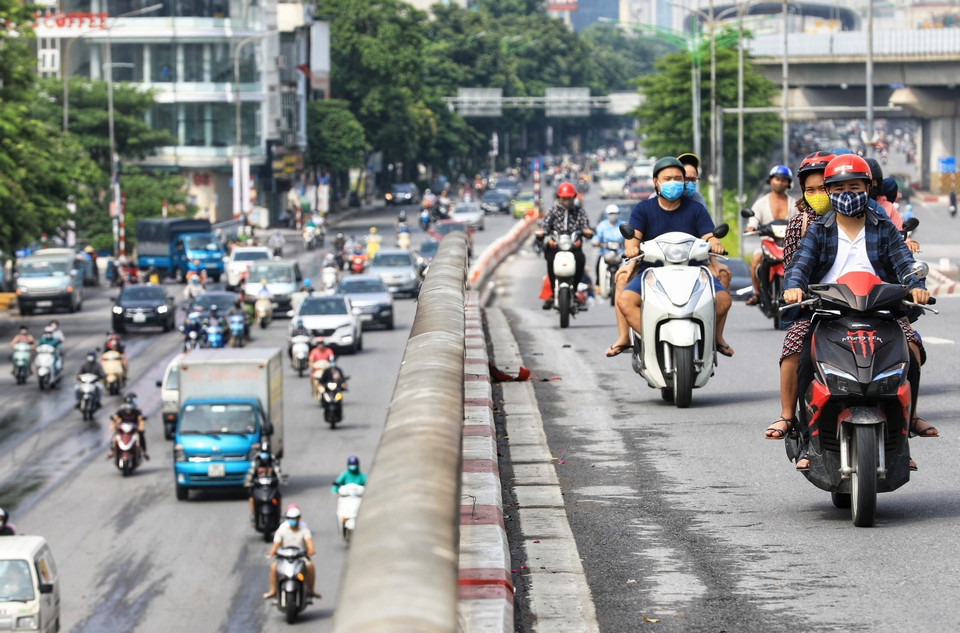 Từ khoảng 9 giờ, trên một số tuyến đường, mật độ giao thông có chiều hướng tăng. (ảnh chụp tại cầu vượt Ngã Tư Sở lúc 9h sáng 24/7). (Ảnh: Thành Đạt/TTXVN)