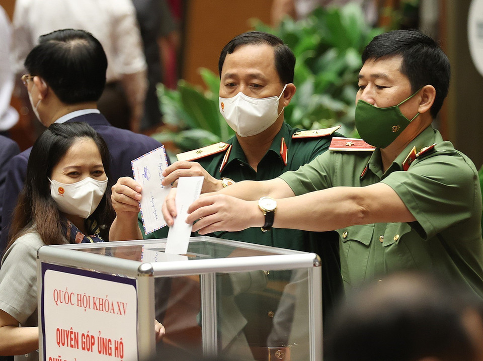 Đại biểu Quốc hội ủng hộ Quỹ phòng, chống dịch COVID-19. (Ảnh: Dương Giang/TTXVN)