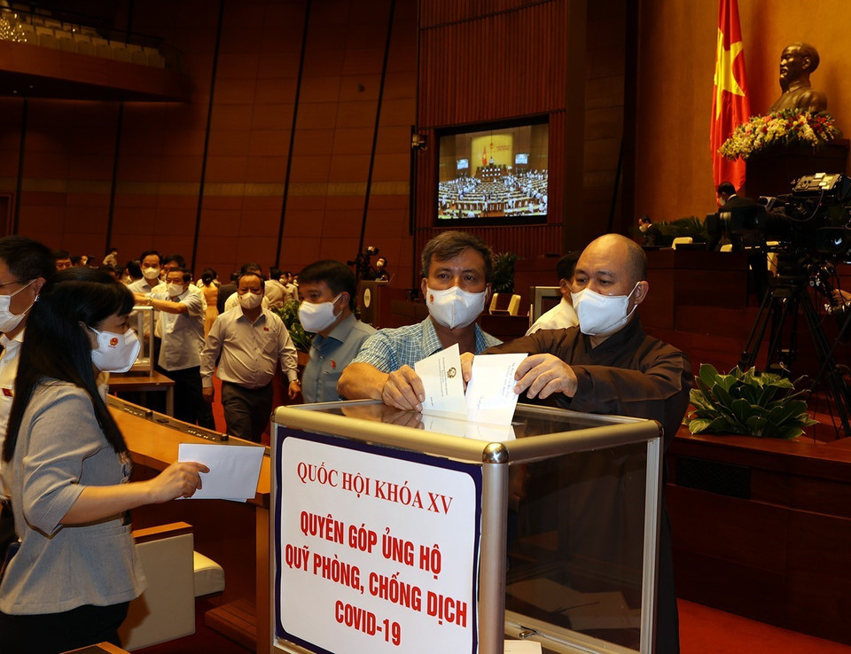 Hình ảnh các đại biểu Quốc hội quyên góp ủng hộ Quỹ phòng, chống dịch COVID–19. (Ảnh: Trí Dũng/TTXVN)