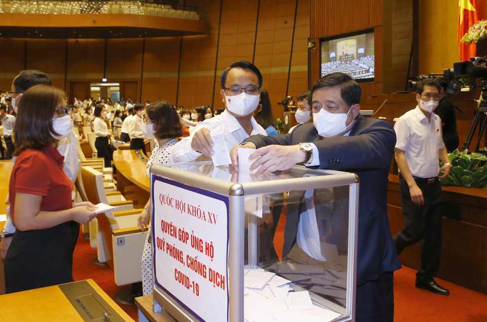 Đại biểu Quốc hội ủng hộ Quỹ phòng, chống dịch COVID-19. (Ảnh: Doãn Tấn/TTXVN)
