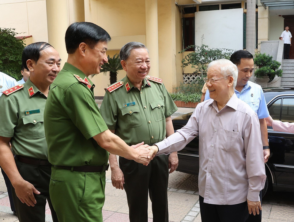 Tổng Bí thư Nguyễn Phú Trọng với các đại biểu Đảng ủy Công an Trung ương dự hội nghị. (Ảnh: Trí Dũng/TTXVN)