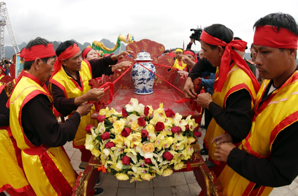  Nghi lễ lấy nước để rước lên chùa Ngọc: Nước được đặt trên kiệu và buộc chặt trước khi rước. (Ảnh: Anh Tuấn/TTXVN)