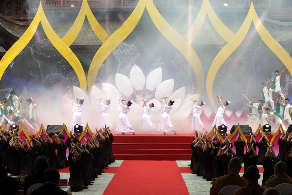 Một tiết mục văn nghệ tại Lễ khai hội chùa Tam Chúc. (Ảnh: Anh Tuấn/TTXVN)