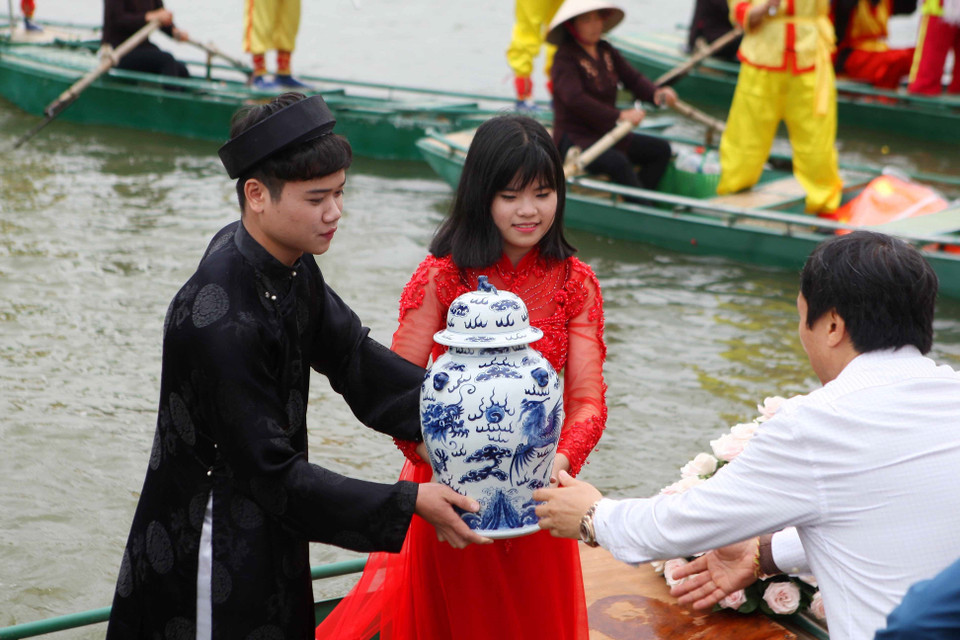 Lễ rước nước từ hồ Tam Chúc lên chùa Ngọc. (Ảnh: Thanh Tùng/TTXVN)