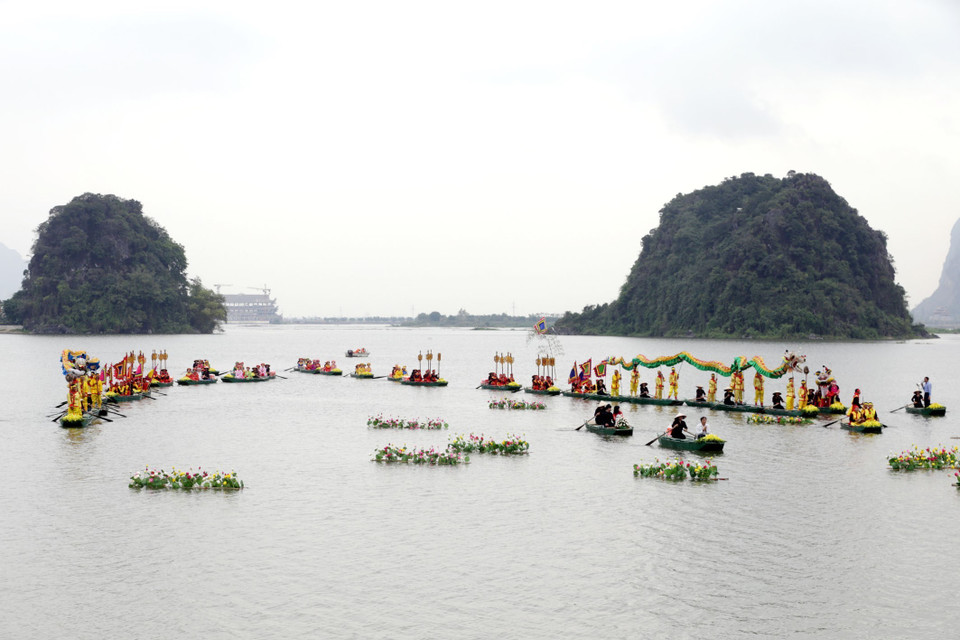 Nghi lễ rước nước tại hồ Tam Chúc trong Lễ khai hội chùa Tam Chúc. (Ảnh: Anh Tuấn/TTXVN)