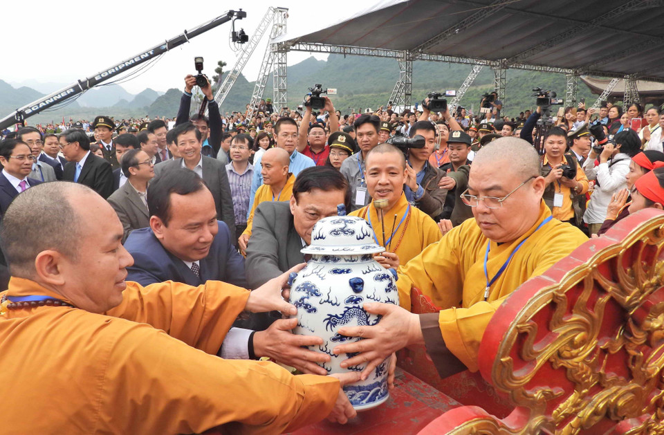 Lễ rước nước từ hồ Tam Chúc lên chùa Ngọc. (Ảnh: Thanh Tùng/TTXVN)