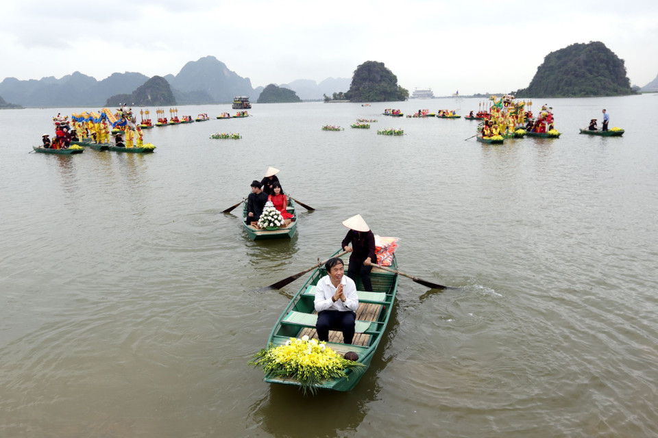 Nghi lễ rước nước tại hồ Tam Chúc trong Lễ khai hội chùa Tam Chúc. (Ảnh: Anh Tuấn/TTXVN)