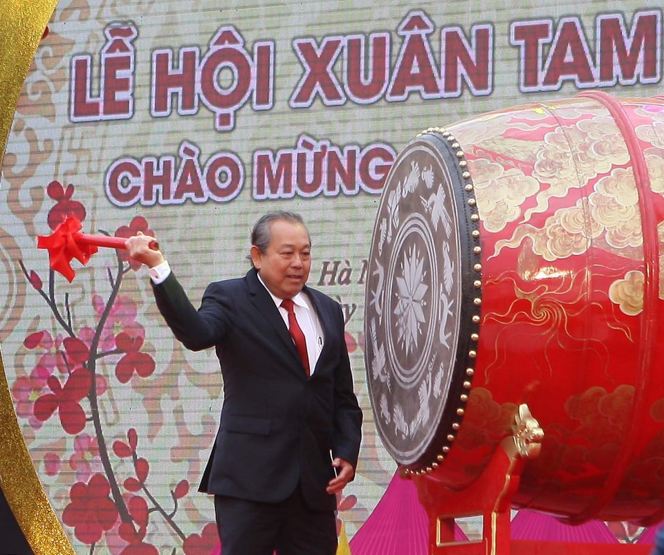  Phó Thủ tướng Thường trực Chính phủ Trương Hòa Bình đánh trống khai hội. (Ảnh: Thanh Tùng/TTXVN)