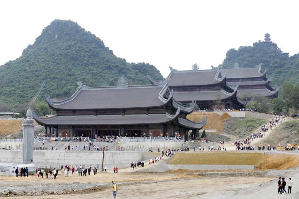 Đông đảo Phật tử, nhân dân, du khách về dự, chiêm bái, cầu an và du xuân thắng cảnh chùa Tam Chúc. (Ảnh: Anh Tuấn/TTXVN)