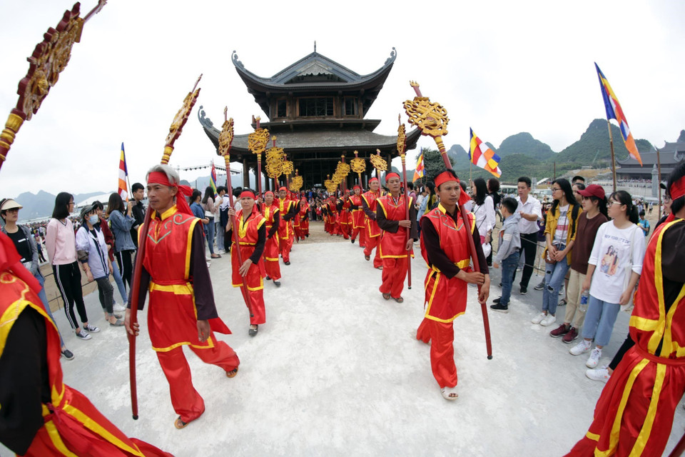Nghi lễ rước chuông bình an và rước nước lên chùa Ngọc trong Lễ khai hội chùa Tam Chúc. (Ảnh: Anh Tuấn/TTXVN)