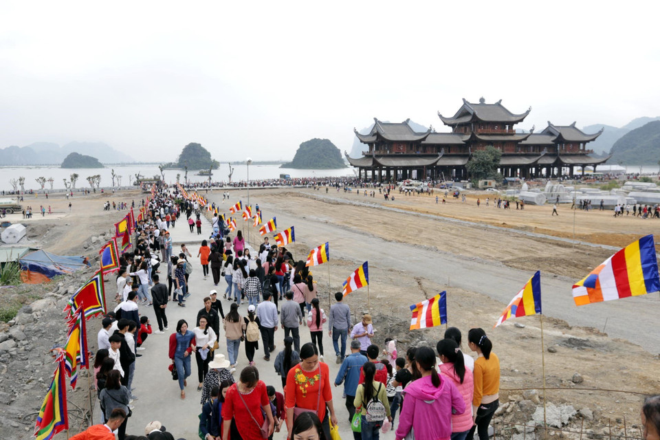 Đông đảo Phật tử, nhân dân, du khách về dự, chiêm bái, cầu an và du xuân thắng cảnh chùa Tam Chúc. (Ảnh: Anh Tuấn/TTXVN)