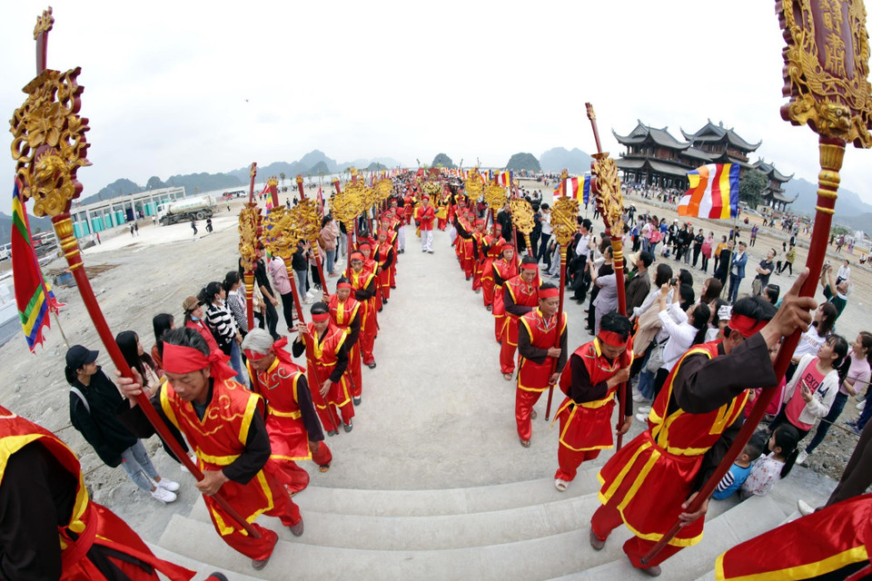 Nghi lễ rước chuông bình an và rước nước lên chùa Ngọc trong Lễ khai hội chùa Tam Chúc. (Ảnh: Anh Tuấn - TTXVN)