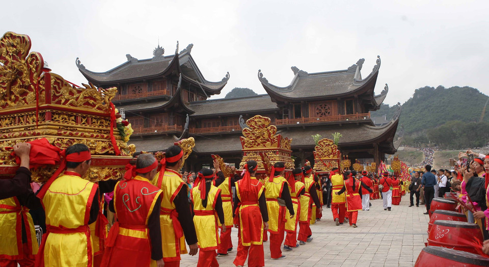 Lễ rước nước từ hồ Tam Chúc lên chùa Ngọc. (Ảnh: Thanh Tùng/TTXVN)