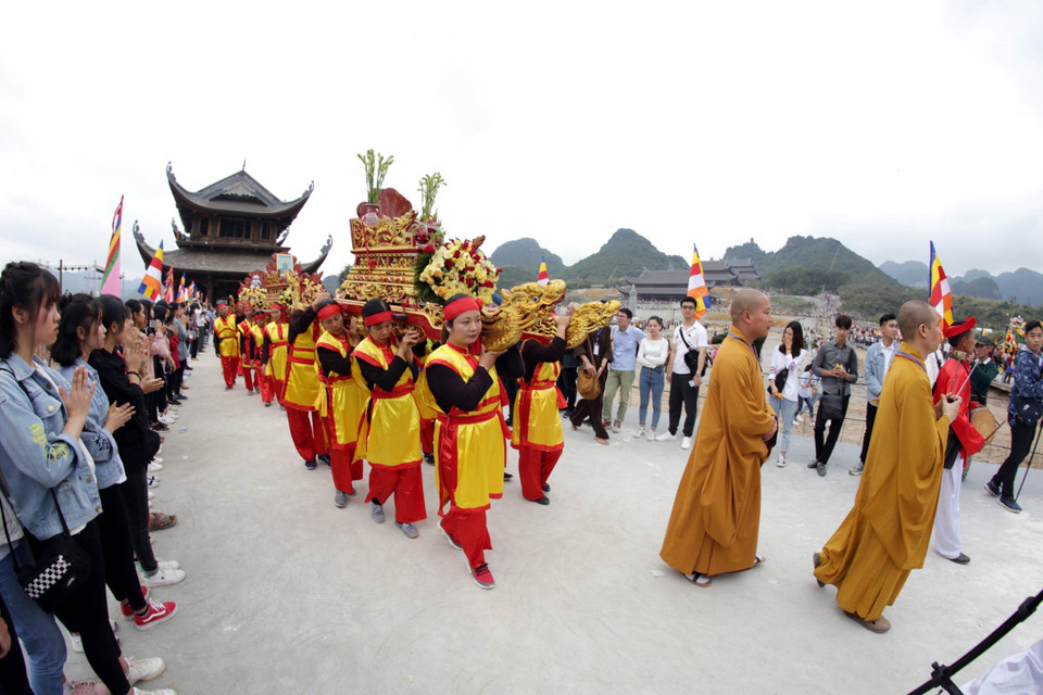 Nghi lễ rước chuông bình an và rước nước lên chùa Ngọc trong Lễ khai hội chùa Tam Chúc. (Ảnh: Anh Tuấn/TTXVN)