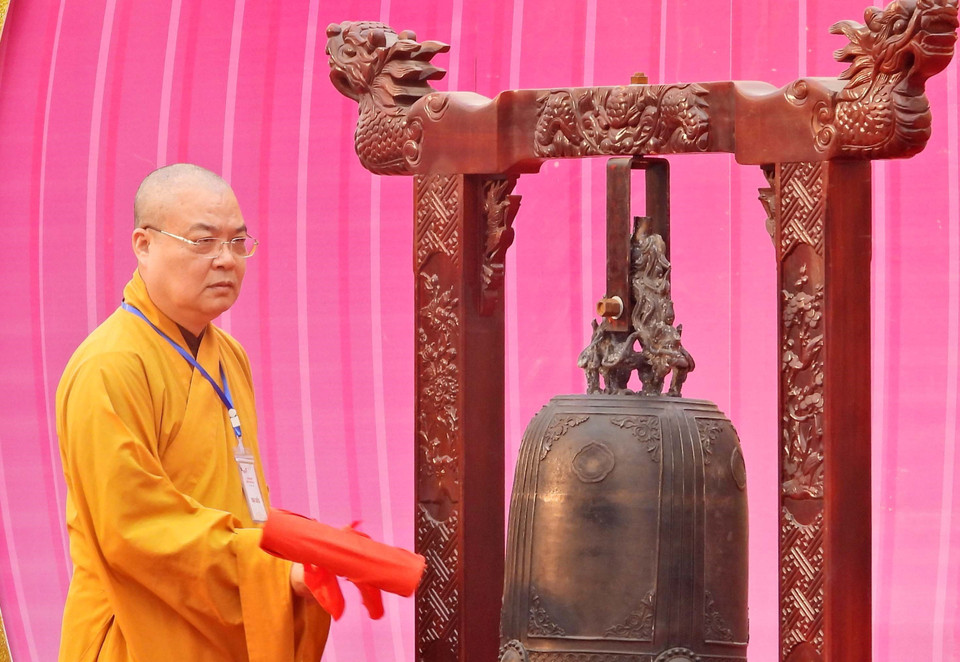 Hòa thượng Thích Thanh Nhiễu, Phó Chủ tịch Thường trực Trung ương Giáo hội Phật giáo Việt Nam thỉnh chuông. (Ảnh: Thanh Tùng/TTXVN)