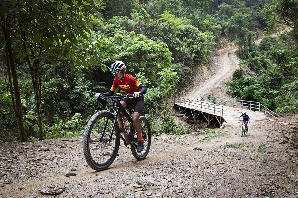Vận động viên Đinh Thị Như Quỳnh tập luyện trên đường đua địa hình. (Ảnh: Trọng Đạt/TTXVN)