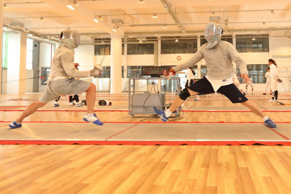 Hai kiếm thủ kỳ cựu Vũ Thành An (bên phải) và Nguyễn Xuân Lợi đang nỗ lực tập luyện để hướng tới mục tiêu giành huy chương vàng tại SEA Games 31. ( Ảnh: Minh Quyết/TTXVN)