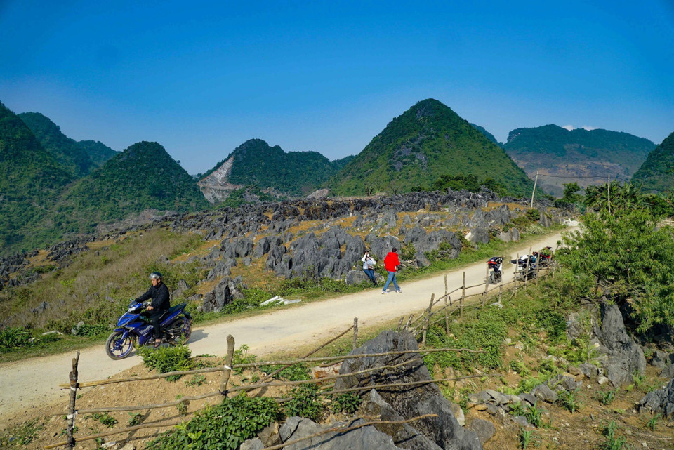 Những cung đường được bao quanh bằng các lớp đá tai mèo. (Ảnh: Xuân Tư/TTXVN)