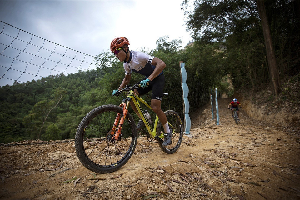 Chuẩn bị cho SEA Games 31, các thành viên đội tuyển xe đạp Việt Nam đang tích cực luyện tập và dần thích ứng với cung đường địa hình, đổ đèo, băng đồng và đường trường. (Ảnh: Trọng Đạt/TTXVN)